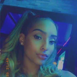 Meet your Posher, Larissa